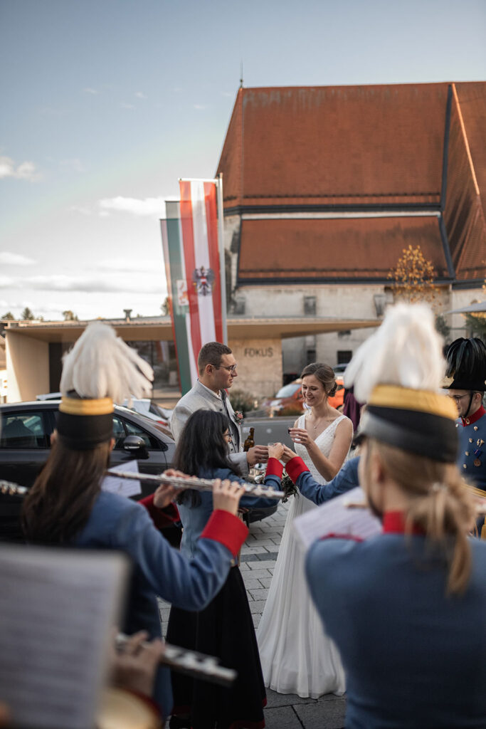 Brautpaar zwischen den Musikern vom Verein fotografiert