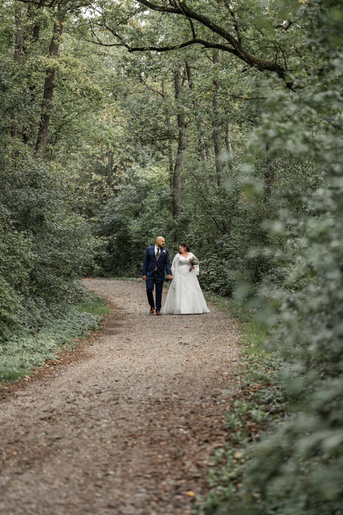 Brautpaar auf den letzten Schritte zu zweit vor der Hochzeit