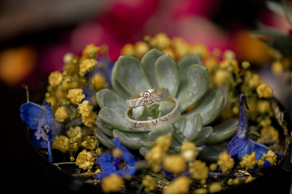 Detailfoto Deko und Hochzeitsringe