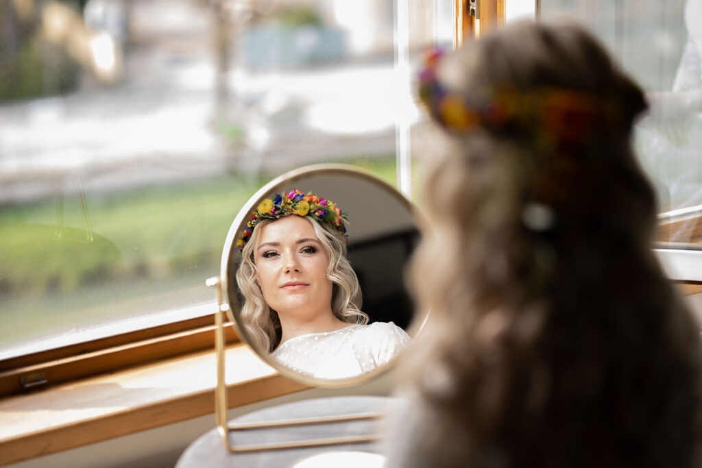 letzte Kontrolle der Braut im Spiegel im Hotel goldenes Schiff in Bad Ischl