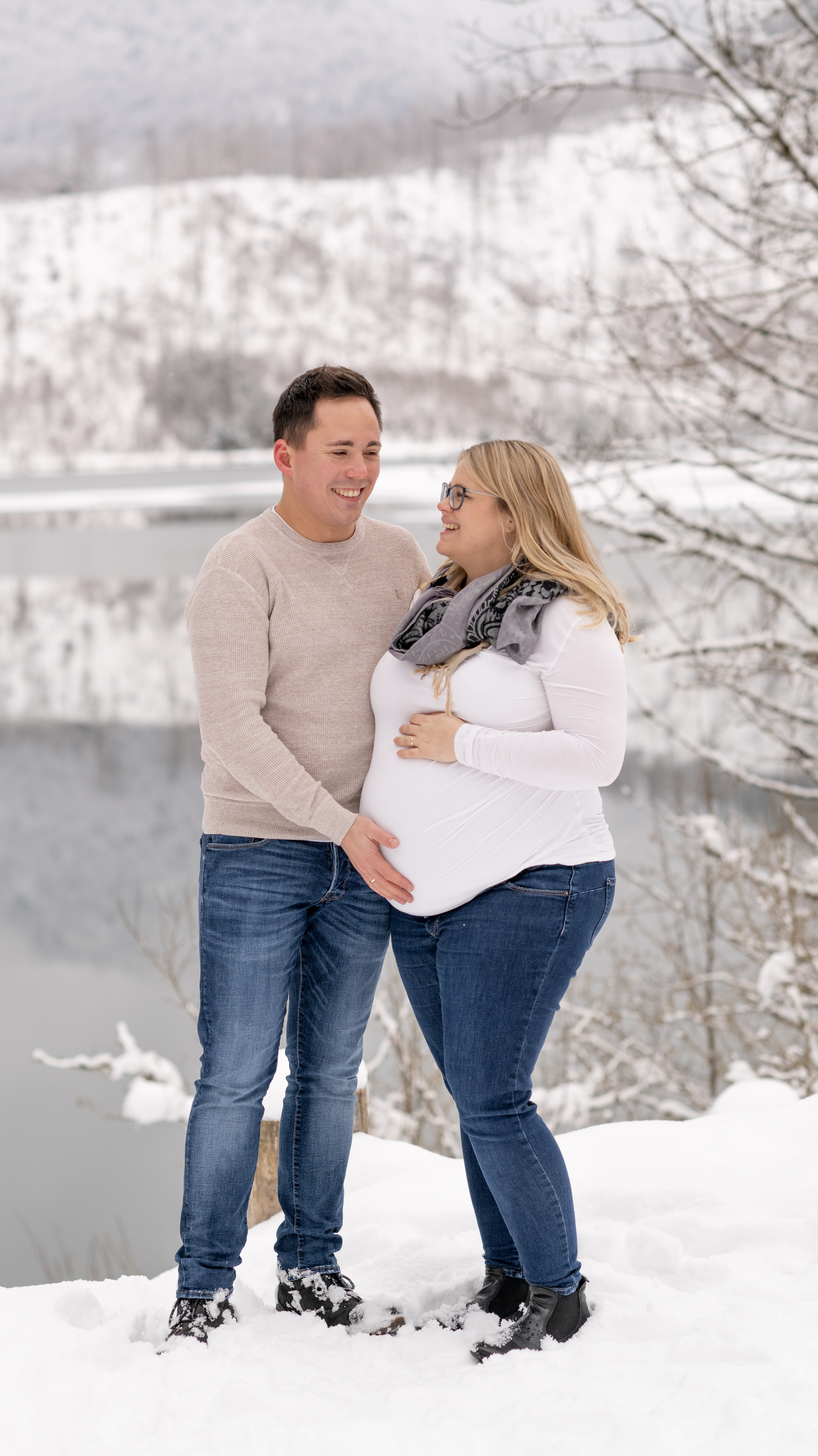 Babybauchshooting am Almsee bei Schneekulisse